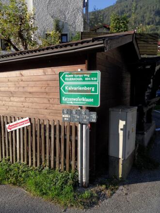 Wegweiser zum Feuerkogel direkt bei der Talstation