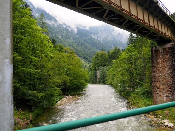 Hängebrücke 540m darüber die Bahnbrücke