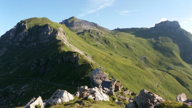 Pfälzerhütte im Anstieg zum Naafkopf, Hintergrund: Augstenberg, Gorfion.