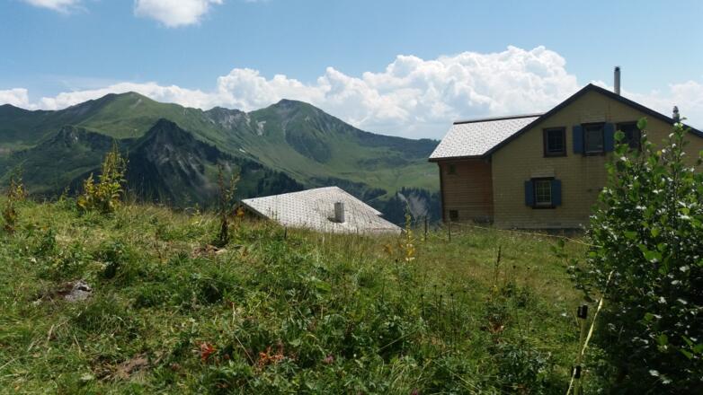 Schesaplanahütte, 1908 m, mit Anbau für die Lager.