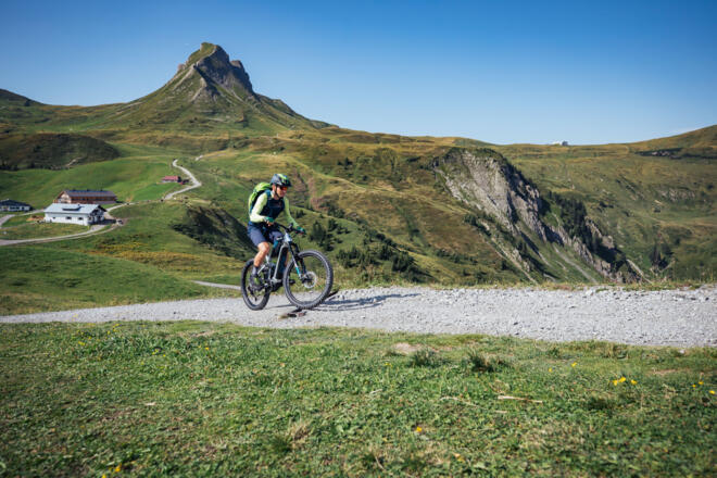 Mountainbiker am Fuße der Damülser Mittagspitze