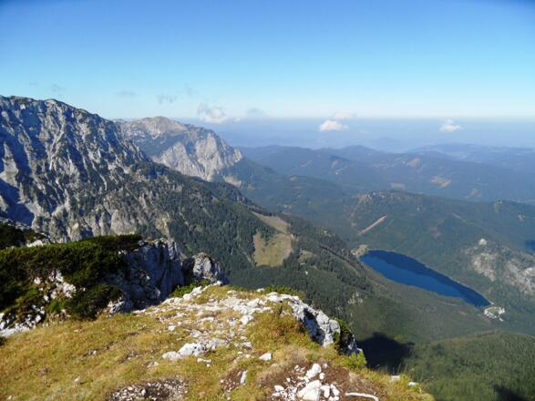 Unterhalb des Alberfeldkogels befindet sich der Vordere Langbathsee