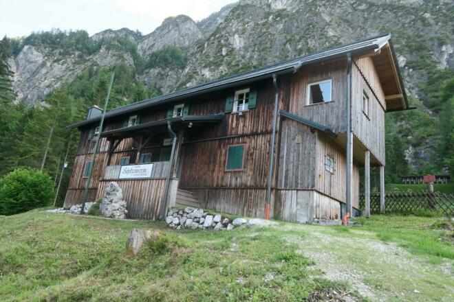 Vorbei an der Schützenvereinshütte