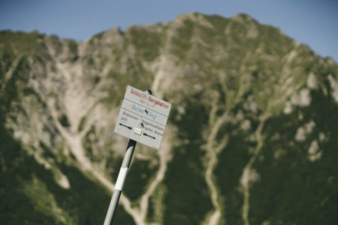 Schild Gulmasteig  (c) Dominic Berchtold / Vorarlberg Tourismus