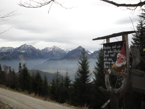 Am Weg zur Sommeraualm begleiten uns &quot;Zwerge&quot; mit Sprüchen.