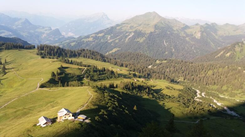 Schesaplanahütte mit ersten Sonnenstrahlen.