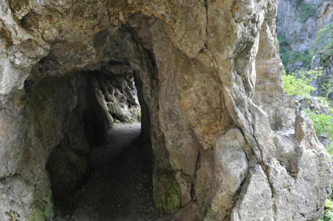 Wir schlüpfen durch ein kurzes Felstunnel