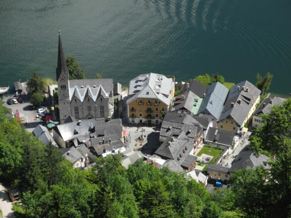 Schon wegen der Aussicht sollte man den Fußabstieg wählen. Außerdem erfährt man auf zahlreichen Informationstafel Wissenswertes über die Geschichte des Salzbergbaues.