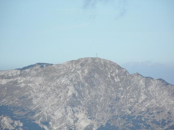 Kurz vor dem Alberfeldkogel ist das Kreuz des Brunnkogels zu sehen