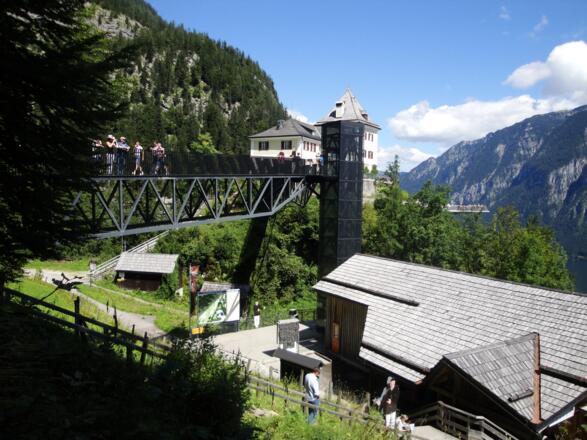 Geschafft! Rechts unten ist die Bergstation der Seilbahn. Auch der Abstiegsweg führt nach rechts hinab.