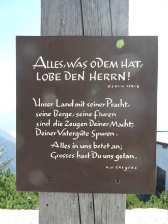 Inschrift auf dem Feuerkogelkreuz, gleich hinter der Bergstation.