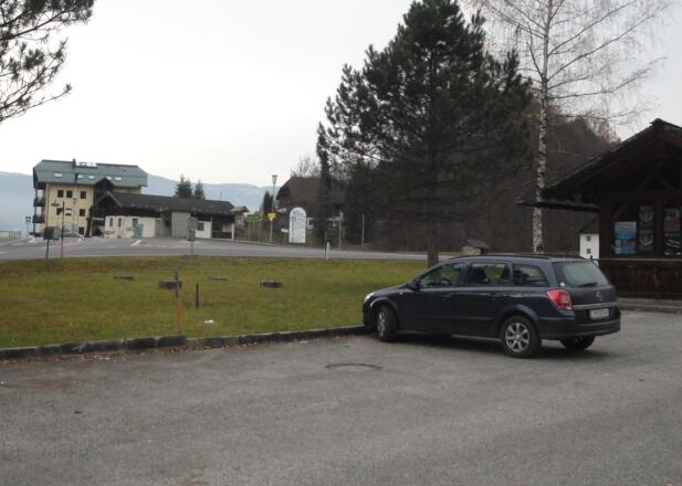 Der Parkplatz in Schwarzenbach mit Infopoint - auf der anderen Straßenseite die Bushaltestelle