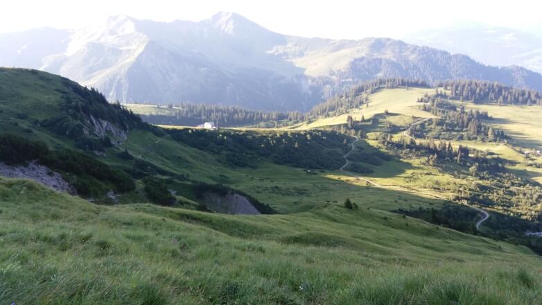 Schesaplanahütte von Schulter nach Abzweigung.