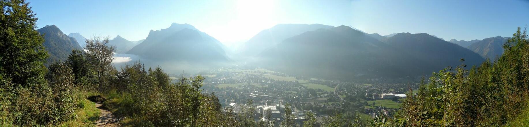 Ein herrlicher Blick über Ebensee, dahinter der Erlakogel und der Eibenberg