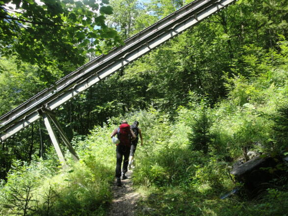 Bald darauf geht es am waagrecht verlaufenden Steig unter die Seilbahn hindurch.