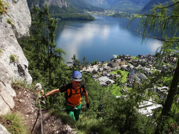 Bevor es wirklich anstrengend wird sollte man den herrlichen Blick auf den Hallstättersee genießen.