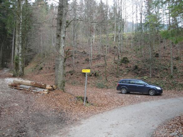 Wo wir die Asphaltstraße verlassen gibt es noch eine Parkmöglichkeit.