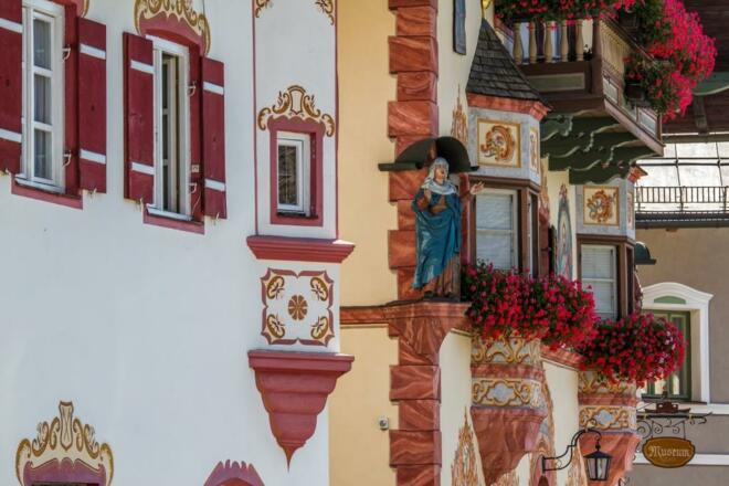 Malerischer Dorfplatz in Neubeuern