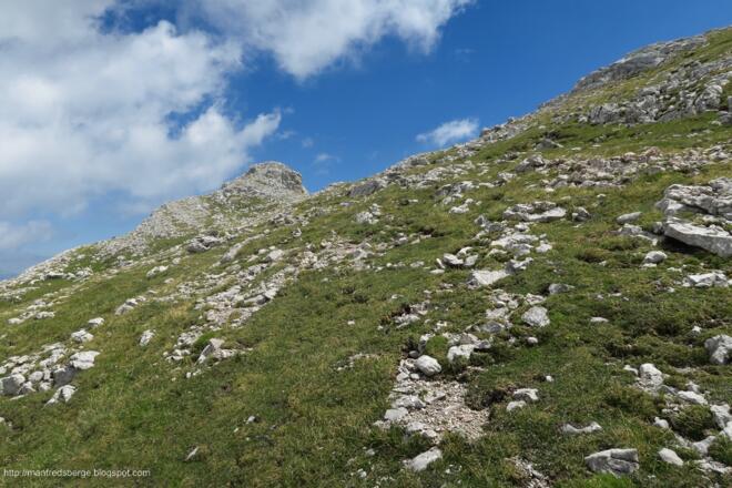 Nachdem ich fast beim vorderen Gipfel bin, sehe ich hinten noch einen, der ist aber um wenige Meter niedriger