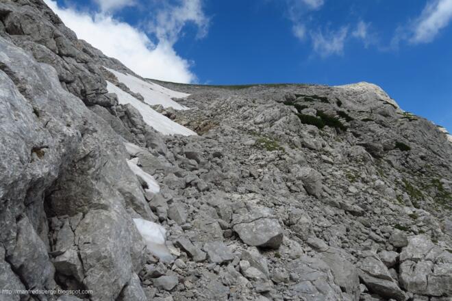 Nach der Rinne kann ich plötzlich nach rechts hochsehen. Das wars anscheinend schon. Hier wieder leichtes Gehgelände