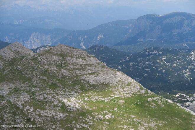 Ein paar Flugzeuge fliegen unter mir am Grünberg vorbei