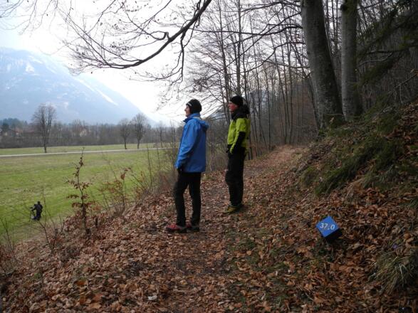 Alle 500m gibt es blaue Würfel mit Kilometerangaben - bei 39,5 ist Schluss - also noch 2,5km!