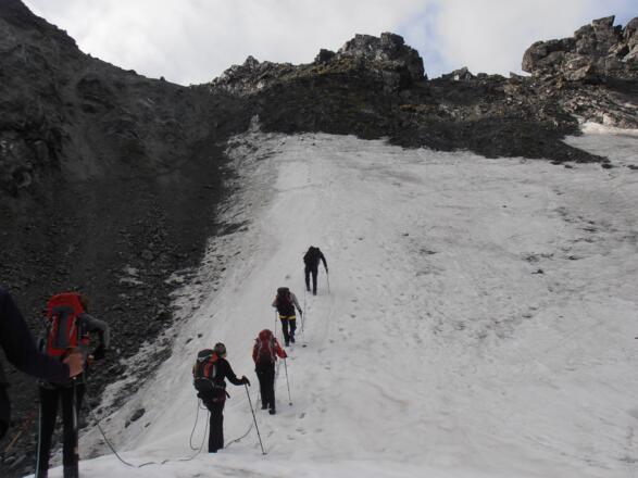 Aufsteig auf den Verbindungsgrat zwischen Dreiländerspitze und vorderen Jamspitze.