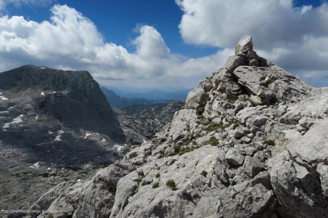 Am Gipfel raste ich mal wieder einige Zeit in der Windschattenseite. Links die Hohe Hoßwand