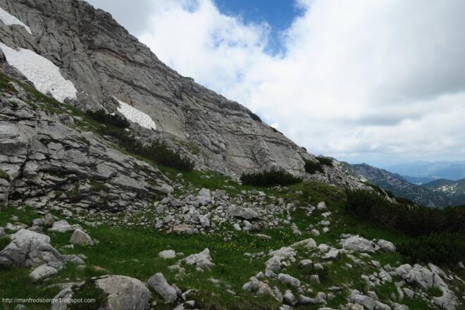 Hier im rechten Bereich bei den Latschen kann ich auf den Grat hochsteigen