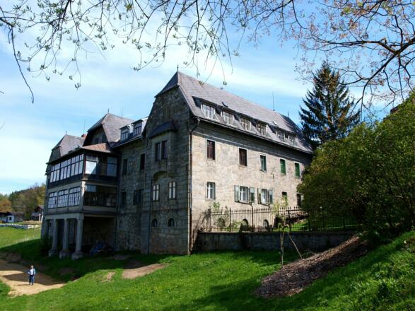 Gebäude am Bergfuß um 760 m