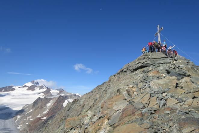 Der Gipfel links davon die Ötztaler Wiildspitze.