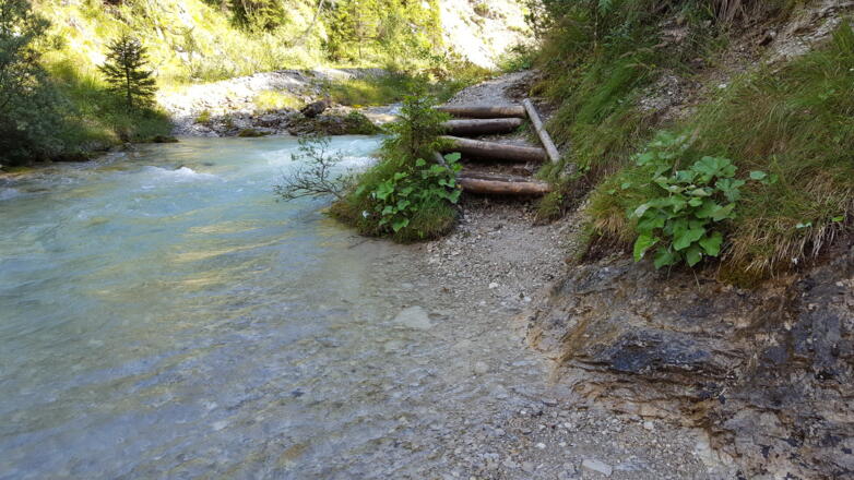 Hier führt der Pfad je nach Wasserstand auch mal direkt durch das Wasser