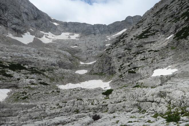 Einige Schneefelder liegen noch drin, es sieht aber nicht so schwierig aus. Ich sehe aber nicht um die Kurve, muss ja nach rechts hochsteigen