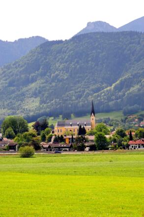 Bernau am Chiemsee mit Blick auf die Kampenwand