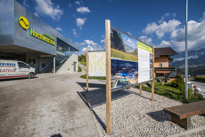 Wanderportal an der Talstation Gipfelbahn Hochwurzen