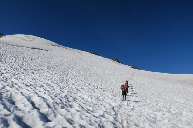 Ein Stück weiter oben gelangt man zum Bergschrund, der Gipfel ist bereits sichtbar.