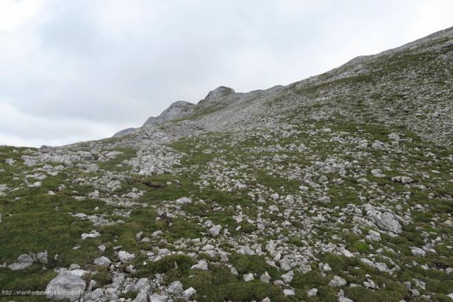 Nach einem ersten Steilstück wird es flach und man sieht oben den eigentlich Gratverlauf