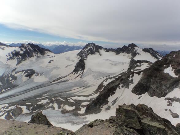 Blick vom Rauhen Kopf zur Dreiländerspitze (rechts im Bild) und Vorderen Jamspitze.