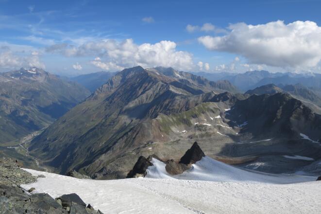 Start auf der Braunschweigerhütte (Bildmitte) Richtung Rettenbachjoch (rechts im Bild).
