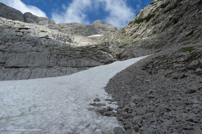 Hier gehe ich rechts am Schneefeld ein Stück oberhalb vorbei
