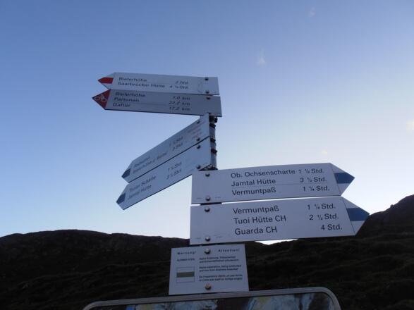 Den Hinweisschildern Obere Ochsenscharte folgen.