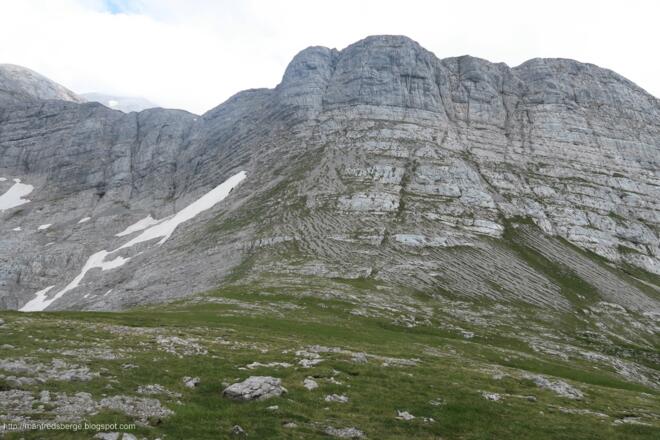 Nach der Pause wende ich mich dem Hohen Grünberg zu. Eventuell könnte man im grünen Bereich hochsteigen und danch über Bänder steil und sehr ausgesetzt links zu einer Scharte queren
