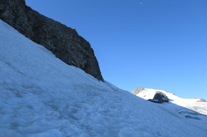 Entlang der Westwände der Inneren schwarzen Schneid aufsteigen (Vorsicht Steinschlag)