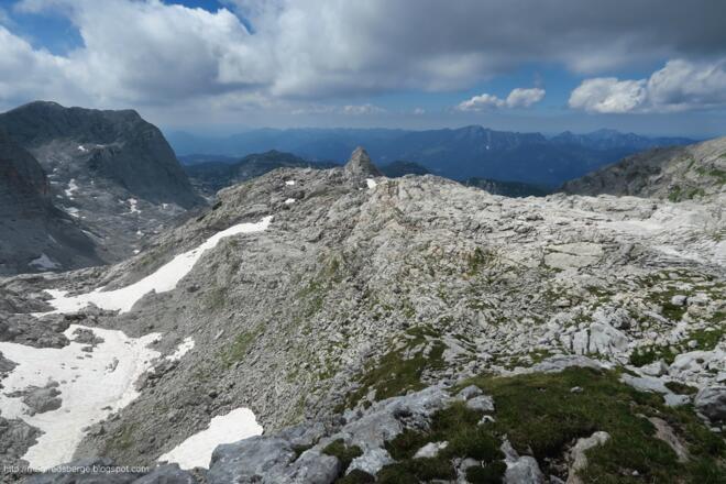 Ich bin schon wieder ein Stück Richtung Hoher Trog unterwegs und steige zum markierten Wanderweg