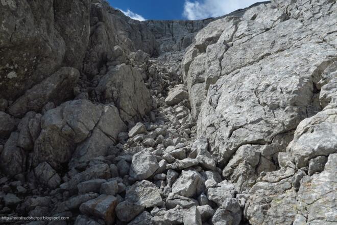 Diese Rinne ist richtig geschaffen fürs Hochsteigen. Die Wanderstöcke habe ich vorher vorsorglich am Rucksack angebracht. Die Unterstützung der Hände sind hier schon notwendig