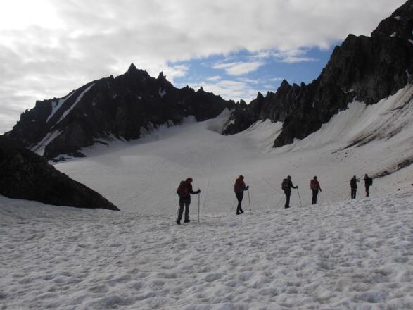 An der oberen Ochsenscharte angekommen, im Hintergrund die Vordere Jamspitze mit dem Übergang rechts der Bildmitte.