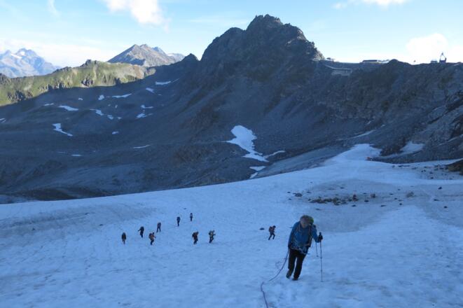 Oben das Rettenbachjoch. Wir starten unten bei dem Schneefeld und sind über den aperen Teil mit Steigeisen aufgestiegen.