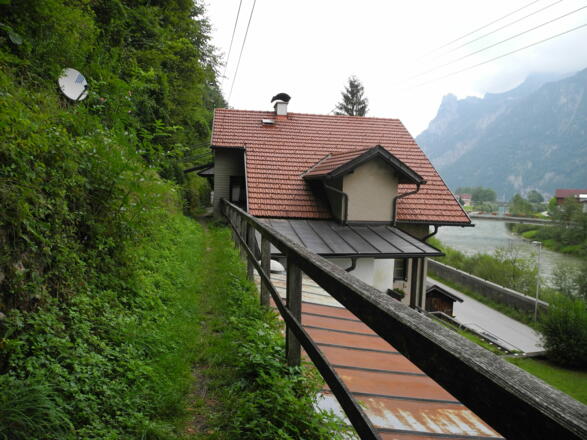 Die letzten Meter führt der Weg gleich neben den Häusern, zum Abschluss sogar durch ein Haus hindurch!