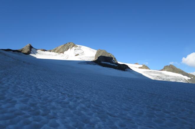 Wir erreichen ein flaches Gletscherbecken, hier über den rechten Arm aufsteigen.