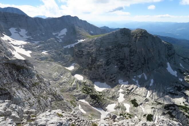 Vom Niederen Ochsenkogel hat man einen guten Überblick in den Talkessel, den ich heute hochgestiegen bin auf den Sattel zwischen Hohen und Niederen Grünberg